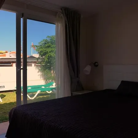Island Village אדחה